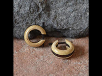 Cargar imagen en el visor de la galería, Ohrringe Sonoholz Buaya Holz kleine Creolen Pin Stick
