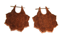 Cargar imagen en el visor de la galería, Pin Creolen Stick Ohrringe Holz Mandala Blume 1.6mm groß
