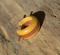 Cargar imagen en el visor de la galería, Pin Creolen Stick Ohrringe Holz 15mm hell rot braun
