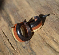 Cargar imagen en el visor de la galería, Creolen Ohrringe Holz Stick Pin 15mm hell rot schwarz
