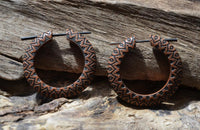 Cargar imagen en el visor de la galería, Creolen Ohrringe Holz Stick Pin Saba Holz Tribal Sonnenblume
