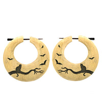 Load image into Gallery viewer, Schwarze Katze Holz-Creolen Ohrringe
