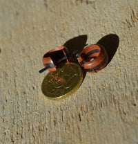 Cargar imagen en el visor de la galería, Pin Creolen Stick Ohrringe Holz 15mm rot braun Streifen
