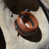 Cargar imagen en el visor de la galería, Pin Creolen Stick Ohrringe Holz 15mm rot braun Streifen
