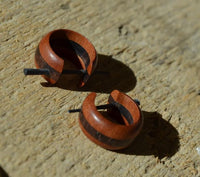 Cargar imagen en el visor de la galería, Pin Creolen Stick Ohrringe Holz 15mm rot braun Streifen
