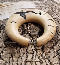 Load image into Gallery viewer, Schwarze Katze Holz-Creolen Ohrringe
