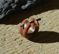 Cargar imagen en el visor de la galería, Pin Creolen Stick Ohrringe Holz 15mm rot braun Streifen
