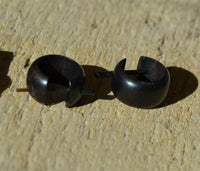 Cargar imagen en el visor de la galería, Pin Creolen kleine Ohrstecker schwarz rund breit Holz
