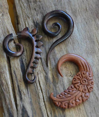 Load image into Gallery viewer, Holz Hook Ohr Piercing braun Feder Blume 6mm
