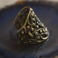 Load image into Gallery viewer, Ear cuffs verschnörkeltes Muster Blumen Messing gold - chic - net.de

