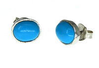 Cargar imagen en el visor de la galería, Silberohrstecker oval Ohrringe für Damen aus 925er Sterling Silber mit ovalem, leuchtend blauem Edelstein, präsentiert vor weißem Hintergrund.
