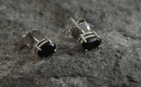 Load image into Gallery viewer, Ohrstecker 925 Silber mit Onyx schwarz oval 6mm facettiert
