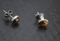 Load image into Gallery viewer, Ohrstecker 925 Sterling Silber mit Tigerauge oval 7mm
