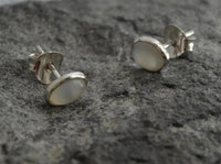 Load image into Gallery viewer, Ohrstecker 925 Sterling Silber mit Mondstein oval 8mm
