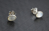 Load image into Gallery viewer, Ohrstecker 925 Sterling Silber mit Mondstein oval 8mm
