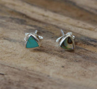 Load image into Gallery viewer, Ohrstecker 925 Sterling Silber Triangel Türkis Abalone
