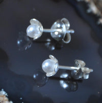 Load image into Gallery viewer, Ohrstecker 925 Silber E-Coat Perle Blume 4mm
