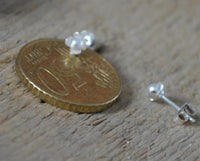 Load image into Gallery viewer, Ohrstecker 925 Silber E-Coat Perle Blume 4mm
