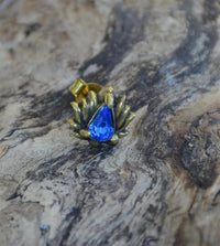Load image into Gallery viewer, Messing Kristall Ohrstecker gold Lotus Blume 10mm
