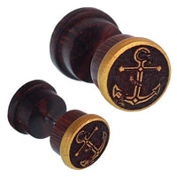 Cargar imagen en el visor de la galería, Fake Holz Plug Tamarinde dunkelbraun golden Rand Anker mit Seil Gravur Piercing - chic - net.de
