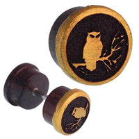 Cargar imagen en el visor de la galería, Fake Holz Plug Tamarinde dunkelbraun golden Rand Eule Ast Gravur Piercing - chic - net.de
