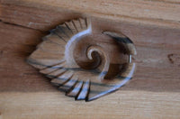 Cargar imagen en el visor de la galería, Fake Piercing Edelstahl Arang Holz braun Flügelspirale - chic - net.de
