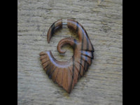 Cargar imagen en el visor de la galería, Fake Piercing Edelstahl Arang Holz braun Flügelspirale - chic - net.de
