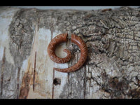 Cargar imagen en el visor de la galería, Fake Piercing Edelstahl Holz Zacken Dehnschnecke - chic - net.de
