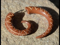 Cargar imagen en el visor de la galería, Fake Piercing Edelstahl Holz Zacken Dehnschnecke - chic - net.de
