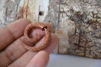 Cargar imagen en el visor de la galería, Fake Piercing Edelstahl Holz Zacken Dehnschnecke - chic - net.de

