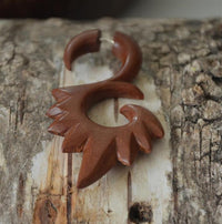 Cargar imagen en el visor de la galería, Fake Piercing Edelstahl Rosenholz Feuer Spirale - chic - net.de
