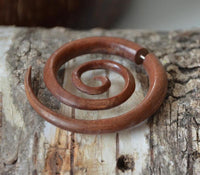 Cargar imagen en el visor de la galería, Fake Piercing Edelstahl Rosenholz XL Spirale - chic - net.de
