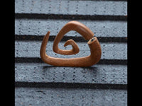Cargar imagen en el visor de la galería, Fake Piercing Edelstahl Teak Holz Triangel Spirale - chic - net.de

