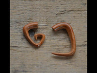 Cargar imagen en el visor de la galería, Fake Piercing Edelstahl Teak Holz Triangel Spirale - chic - net.de
