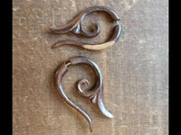Cargar imagen en el visor de la galería, Fake Piercing Fishtail Spirale Holz Edelstahl handgeschnitzt dunkelbraun Dehner - chic - net.de
