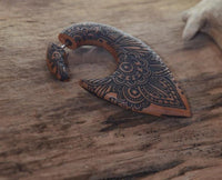 Load image into Gallery viewer, Fake Piercing Ohrring Holz Tropfen braun Mandala Blume - chic - net.de
