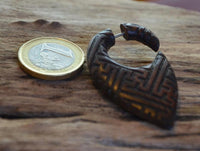 Load image into Gallery viewer, Fake Piercing Ohrring Holz Tropfen dunkel Sayagata - chic - net.de
