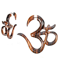 Load image into Gallery viewer, Fake Piercing OM Zeichen dunkelbraun Narra Holz gemasert Edelstahlbügel Verschluss - chic - net.de
