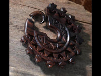 Cargar imagen en el visor de la galería, Fake Piercing Zackenrad Holz Edelstahl handgeschnitzt groß dunkelbraun Dehner - chic - net.de
