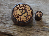 Load image into Gallery viewer, Flesh Plug Holz Om in Blume double flared - chic - net.de
