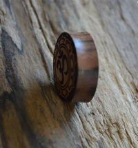 Load image into Gallery viewer, Flesh Plug Holz Om in Blume double flared - chic - net.de
