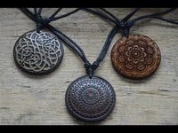 Load image into Gallery viewer, Halskette Holz verstellbar Anhänger Mandala balinesisch - chic - net.de
