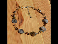 Load image into Gallery viewer, Halskette Perlmutt Zebra Perlen Steinsplitter braun Tigerauge - chic - net.de
