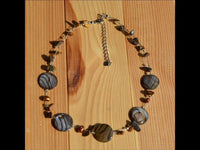 Load image into Gallery viewer, Halskette Perlmutt Zebra Perlen Steinsplitter braun Tigerauge - chic - net.de
