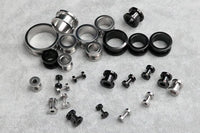Load image into Gallery viewer, Metalltunnel Tunnel Chirurgenstahl Unisex Edelstahl Plug mit silbernem Rand – Expander Piercing in verschiedenen Größen und Formen, ideal für gedehnte Ohren, präsentiert auf hellgrauem, strukturiertem Untergrund.
