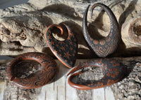 Load image into Gallery viewer, Holz Dehnschnecke Ohr Piercing braun oval Hibiskus 6mm - chic - net.de
