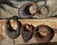 Load image into Gallery viewer, Holz Dehnschnecke Ohr Piercing dunkel oval Herzen 6mm - chic - net.de
