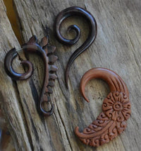 Cargar imagen en el visor de la galería, Holz Hook Ohr Piercing braun Feder Blume 6mm - chic - net.de
