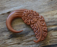 Cargar imagen en el visor de la galería, Holz Hook Ohr Piercing braun Feder Blume 6mm - chic - net.de
