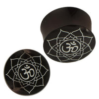 Load image into Gallery viewer, Plug Horn weiße Gravur Om Blume handgeschnitzt schwarz Piercing
